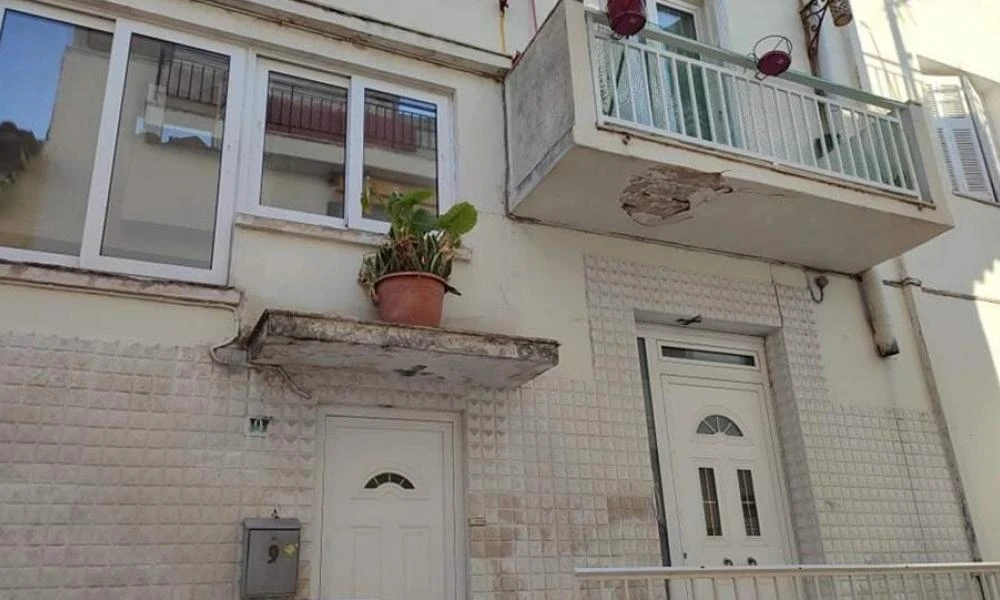 Αιγάλεω: Αφού έριξε τα παιδιά απ' το μπαλκόνι, τους πετούσε γλάστρες